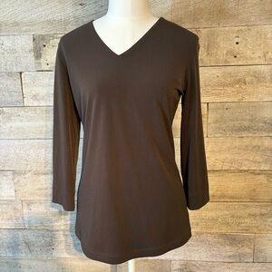 🛍️3/$30 Tilly women’s brown v-neck  3/4 length sleeve t-shirt in size small